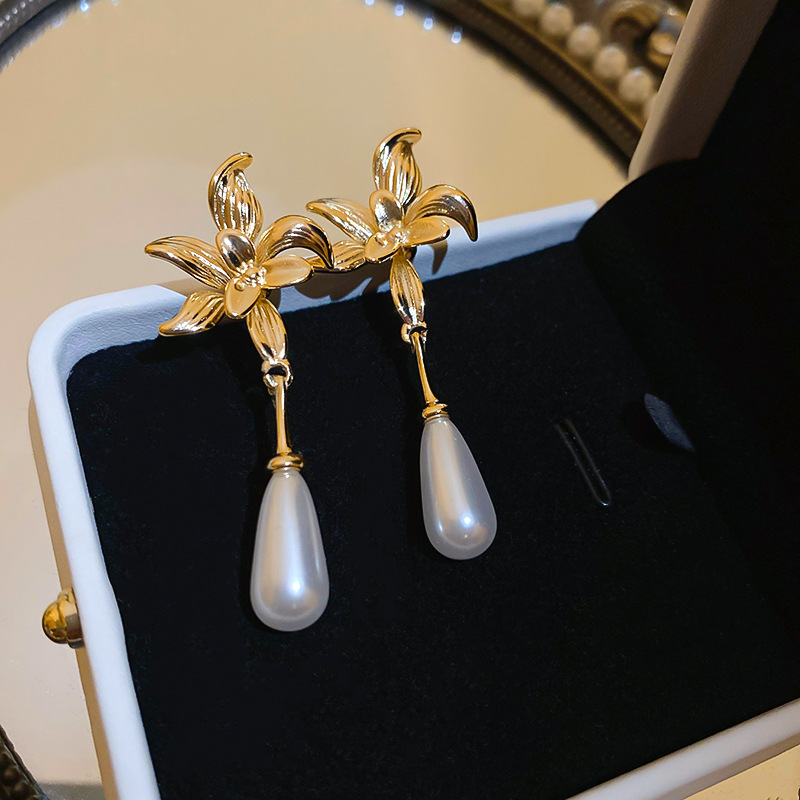 Pendientes de flor de perla con gota de agua de aguja plateada de oro real Pendientes largos retro franceses Pendientes de lujo ligero de moda