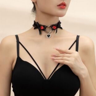 New Sexy Lace Peach Heart Collar Small Flower Diamond Pendant Clavicle Chain Necklace Neck Strap Female