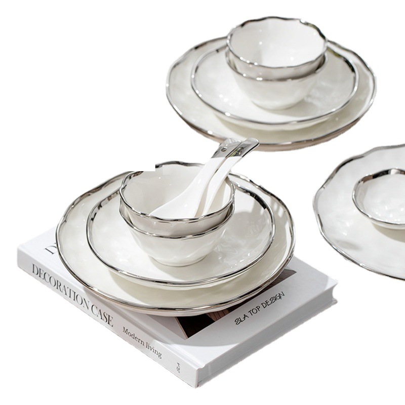 Luz de lujo Borde de plata tazón de cerámica y plato de alto grado martillo patrón vajilla traje hogar inauguración regalo tazón y plato traje al por mayor