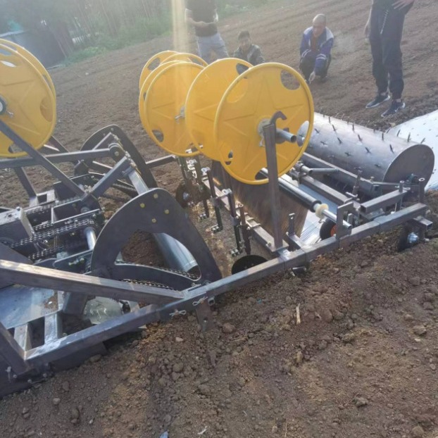 Máquina integrada de perforación de película de ajo para plantación estandarizada, ahorro de tiempo y mano de obra