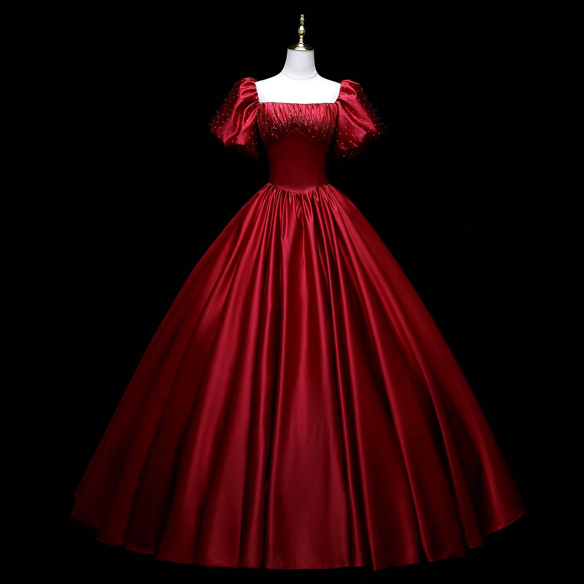 Red satin evening dress self-cultivation...