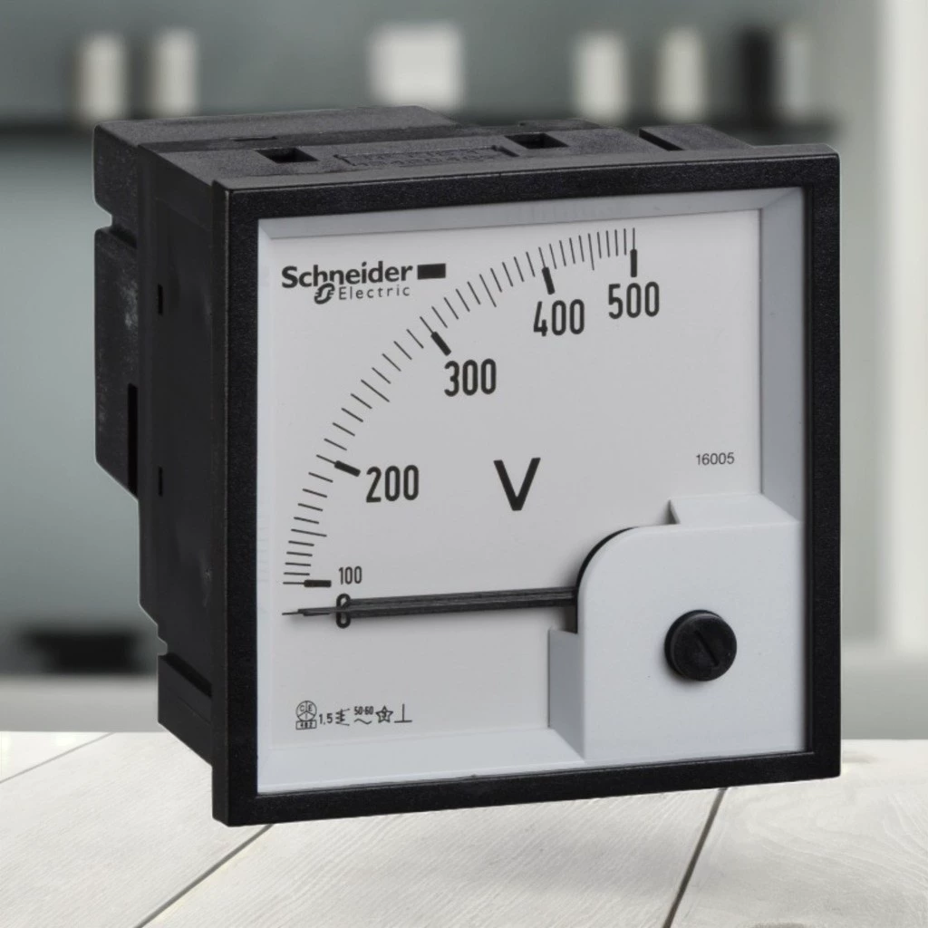 16005 Аналоговый вольтметр Schneider VLT, размер монтажной панели на передней панели 72X72 мм, диапазон 0-500 В