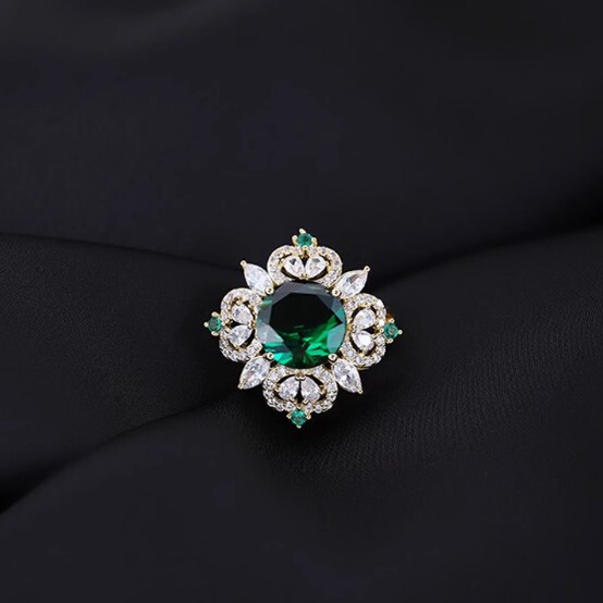 Fashionable High-End Emerald Crystal Brooch for Women, No-Sew Invisible Anti-Exposure Pin Buckle for Securing Clothing Accessories Fashionable High-End Emerald Crystal Brooch for Women, No-Sew Invisible Anti-Exposure Pin Buckle for Securing Clothing Accessories
