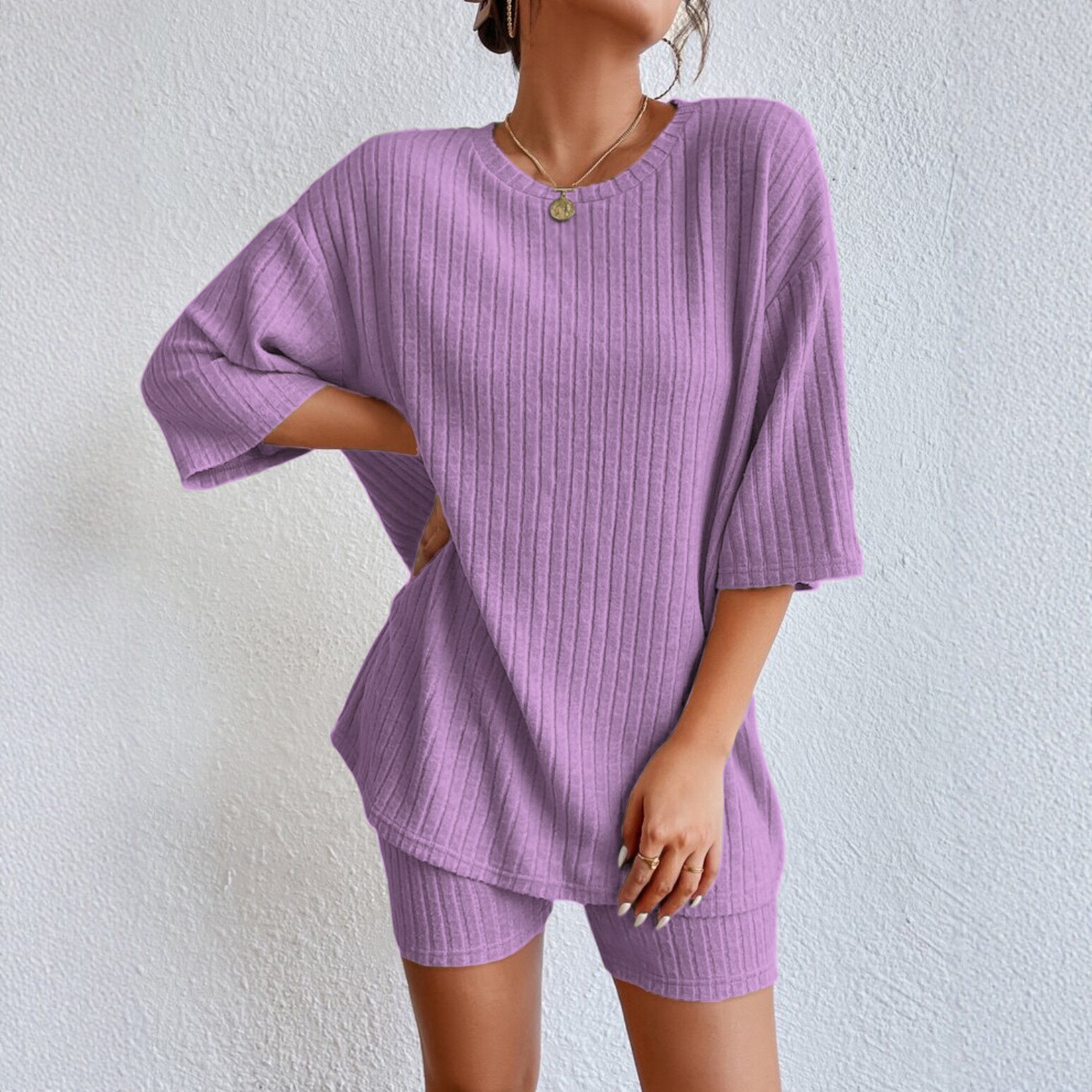 Nieuwe stijl gebreide ribstof tweedelige set voor dames: casual losvallende top met korte mouwen en bijpassende shorts. Modieuze en veelzijdige kleding._voghion.com