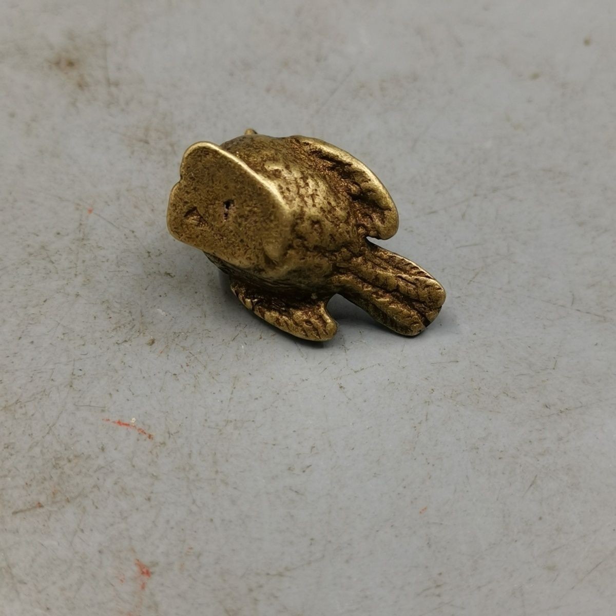 Pequeño gorrión de bolsillo decoración de té mascota antiguos pequeños platos de bronce sólidos pequeños pájaros de bronce micro esculpidos decoración de mesa de té