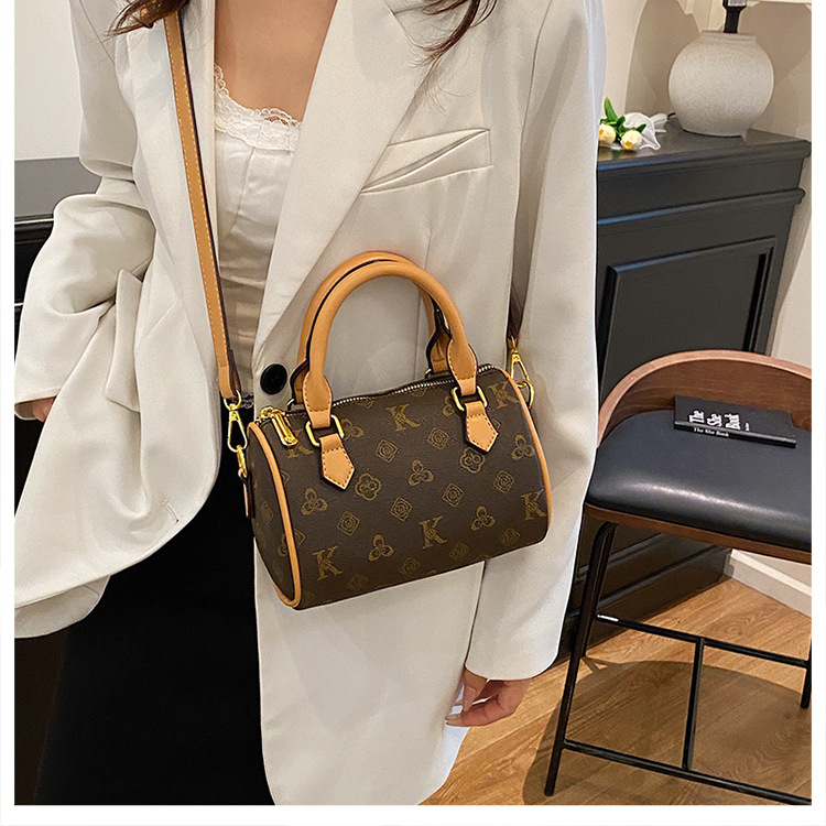 Neue Boston Pillow Bag für Damen, klassischer Stil, florale Einzelschulter-Handtasche für Senioren, weiches Leder, kleine quadratische Tasche für den täglichen Gebrauch. – Detail 17