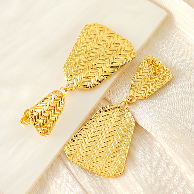 Pendientes de sentido avanzado atmosférico europeo y americano transfronterizo Pendientes irregulares geométricos de acero oxidado de 18K para mujer Pendientes largos tejidos para mujer