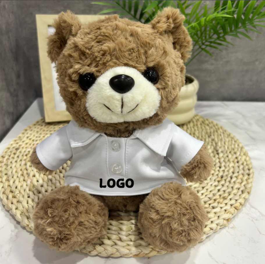 Los juguetes de peluche lindos se pueden combinar con logotipos impresos para enviar muñecas de muebles a amigos y vecinos.