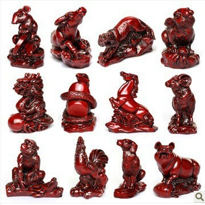Оптовая продажа искусственных красных деревянных украшений ремесла двенадцать зодиакальных овец, лошадей и быков, мышей, тигров, петухов, петухов, украшений золотой свиньи