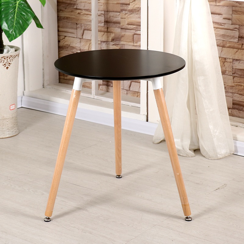 Negociación nórdica, recepción, combinación de mesas y sillas, balcón doméstico simple, mesa redonda pequeña de madera maciza, silla de tienda de té con leche de café