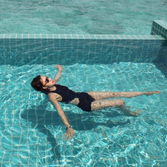 性感連體比基尼 大小胸鋼托聚攏保守遮肚顯瘦漏背修身溫泉泳王金