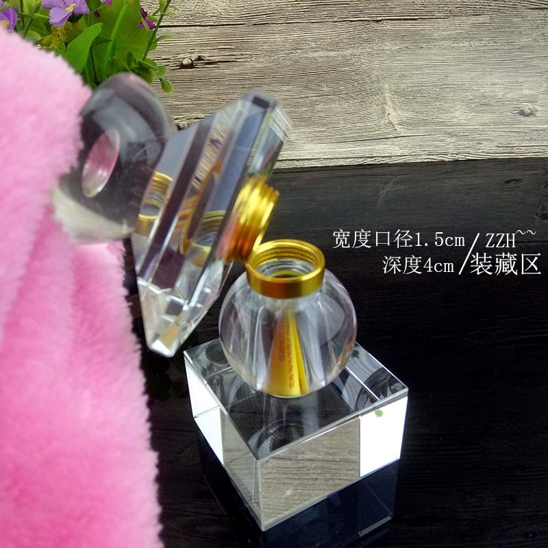 Белая хрустальная ступа установлена ​​для украшения башни Будды, печати сокровищницы и ступы Дхарани.