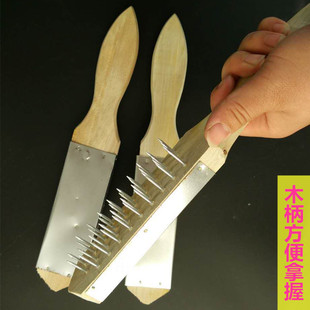 1 wholesale wooden handle manual scraping fish scales to remove fish scales brush pack iron nail brush scaler selling fish tools X20