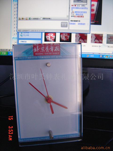 定制中国青年报钟 座挂两用亚克力无框石英钟 时尚水晶商务礼品钟