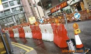 供应PE滚塑隔离栏、防撞墩、水箱、滚塑设备(图)