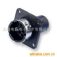 带金属卡环的塑料连接器