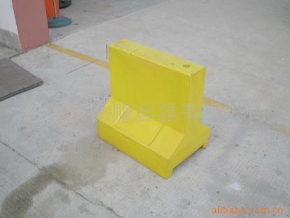 供应交通设施产品，隔离墩