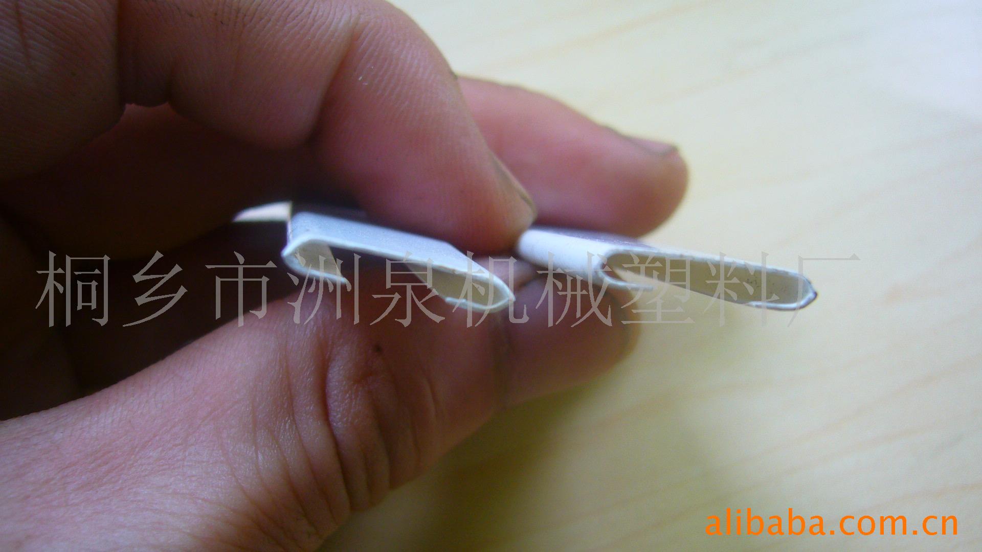 供应塑料型材 金属保护条 文具塑料配件 小挤出条 挤出加工包边条