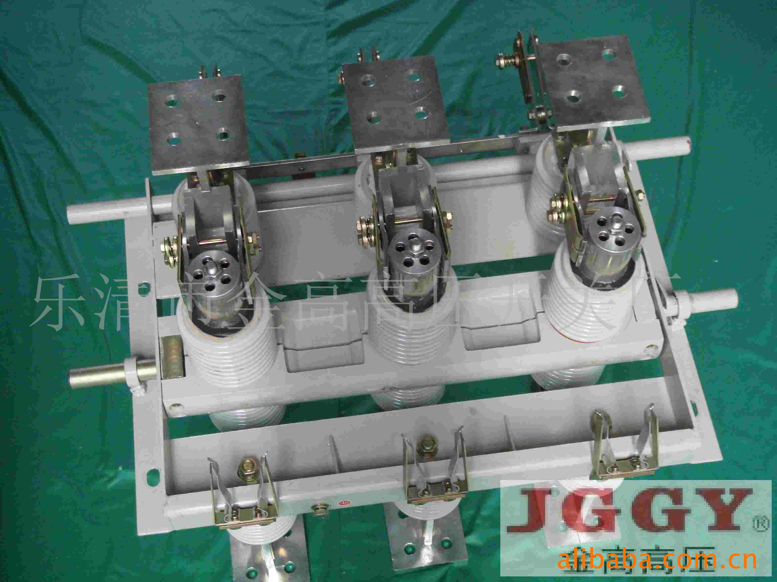 供应GN30-12(D)/2000A型高压隔离开关