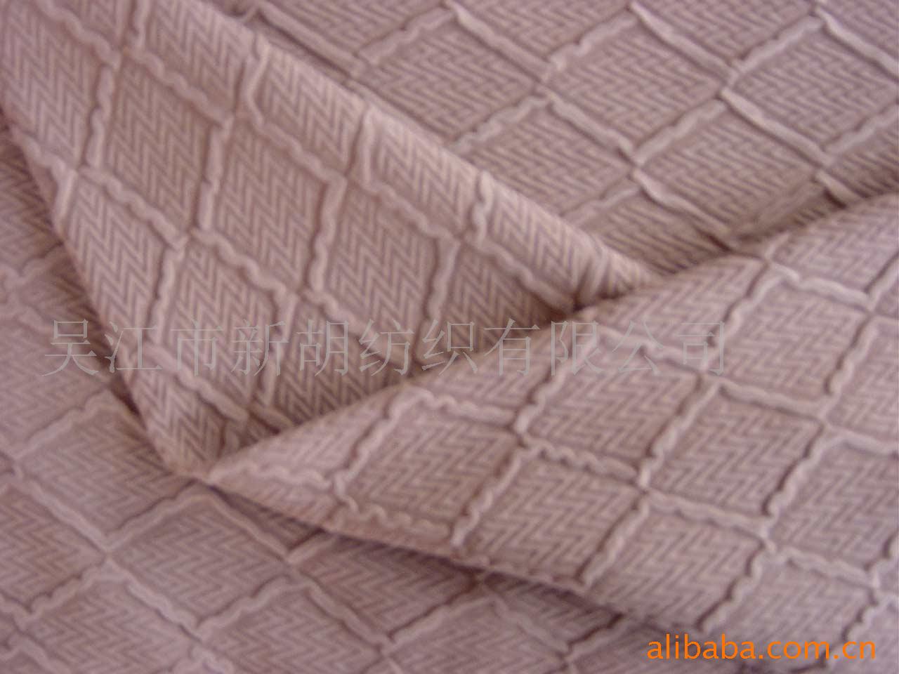 供应锦涤桃皮绒压花抗皱秋冬