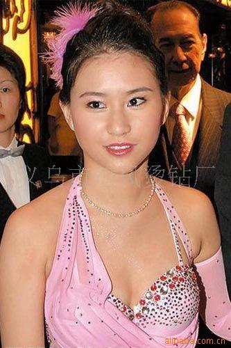 赌王17岁千金何超莲一身烫钻裙