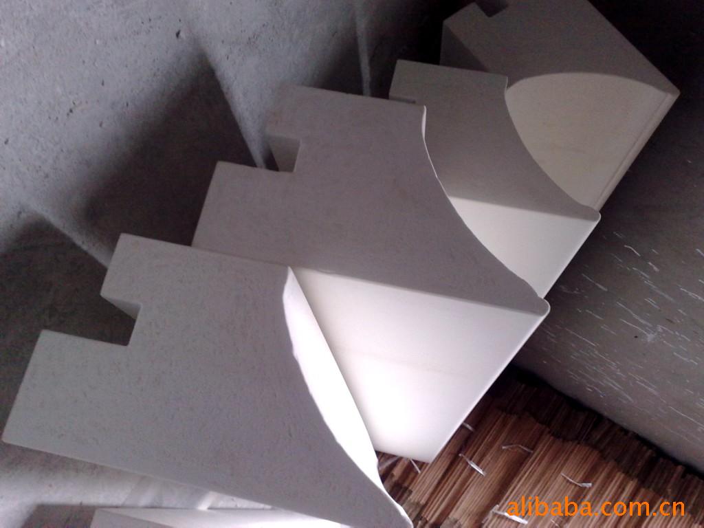 供应石英耐火唇砖。密度高、膨胀系数小，替代硅线石、莫来石