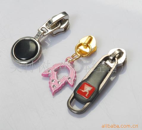 厂家热销提供滴塑标服装箱包专用PVC材质定做服装滴胶章商标