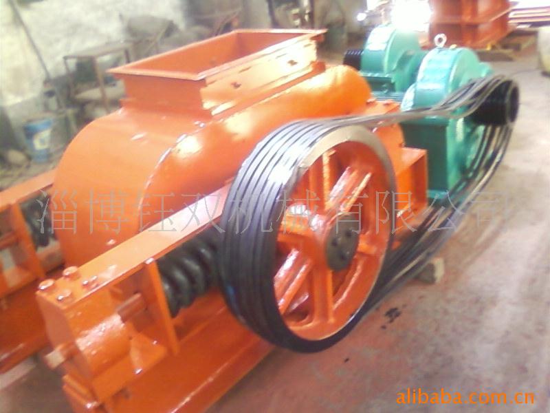 供应淄博800*600高锰钢对辊机，双辊破碎机，花辊破碎机