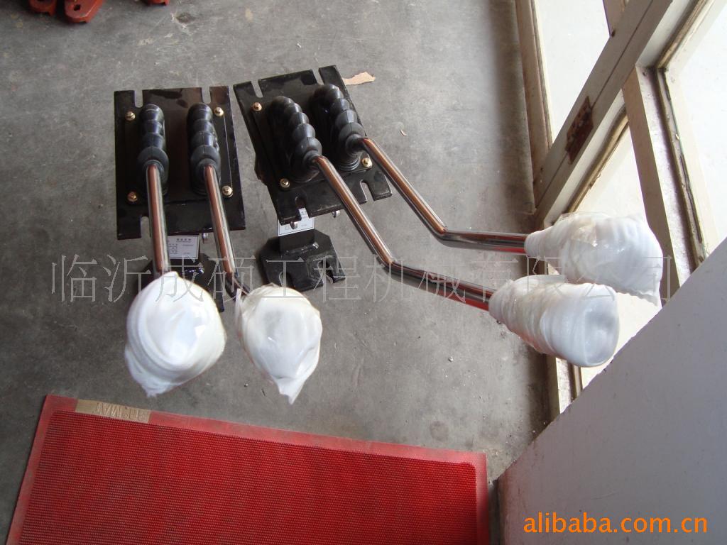 供应临工装载机配件--LG933工作操纵机构