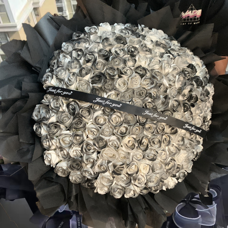 199개의 흑백 장미