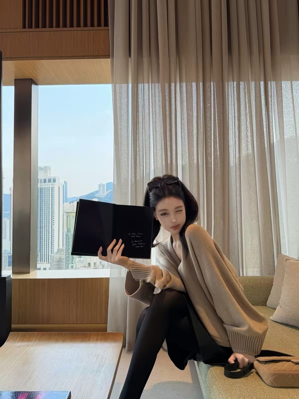 woppei Old Money Style V-Neck Wool Knit Sweater for Women, Early Autumn, Wide Sleeves, Drop Shoulders, Loose, Casual, Sophisticated Sweater