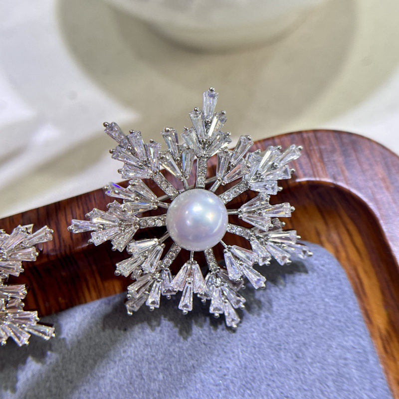 Exquisitely crafted micro-inlaid zircon snowflake brooch, high-end women's freshwater pearl brooch, versatile and elegant accessory for autumn and winter coats