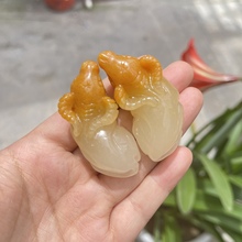天然黄龙玉云南黄玉十二生肖牛挂件吊坠俏色巧雕一对价格批发