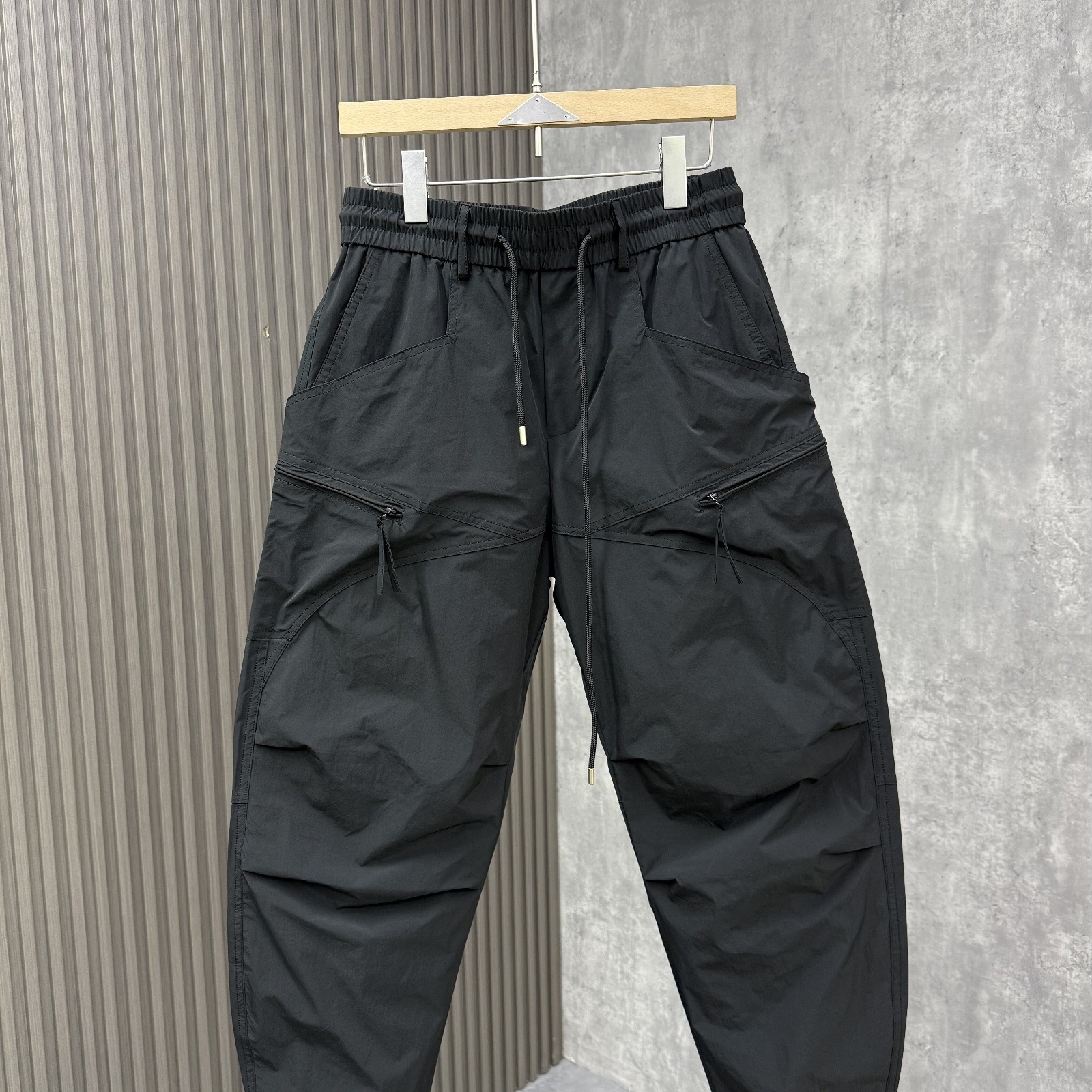 Men's Loose Fit Cargo Pants Multi Pocket Outdoor Casual Sports Quick Drying Functional Cropped Harem Drawstring Trendy Pants_viptrois.com