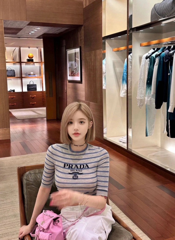 Nanyou Classy Boutique Women's Half-Sleeved Knitted Stripesd Short-Sleeved Tops with Letter Embroider, Slim Fit and Versatile Elegant Style