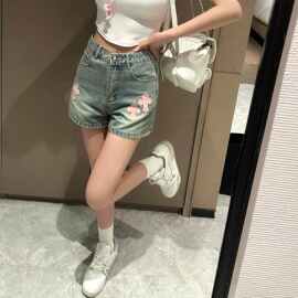 2026春夏粉色十字架刺绣牛仔短裤 做旧水洗工艺 跨境直播主推女裤