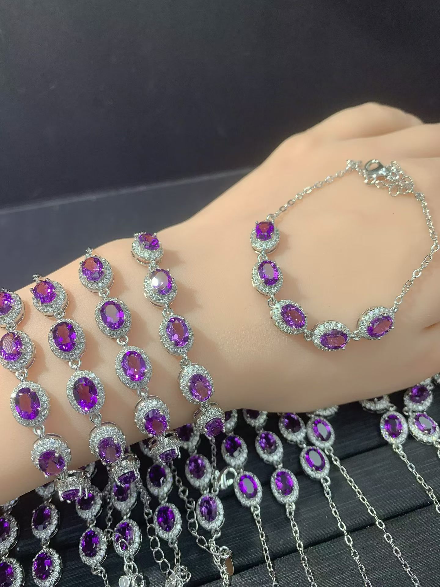 Wholesale natural amethyst inlaid bracelets, elegant French style, versatile design, hot-selling from the factory.
