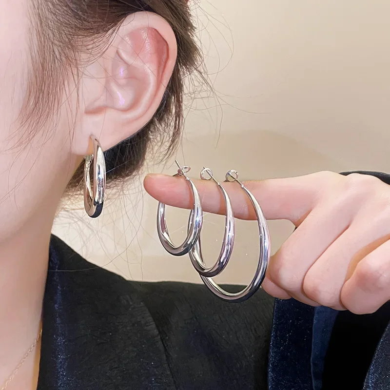 Brand metal universal earrings, silver needle, light luxury style, high-quality style, simple and elegant design, silver 925 sample