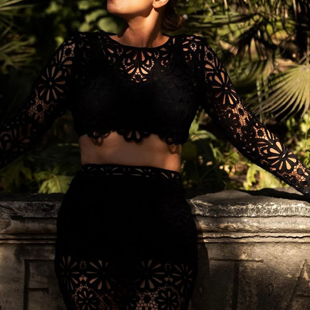 Robe courte moulante sexy à manches longues en maille pour femme, style cache-maillot de plage, capuche, en mélange de coton extensible, blanc et noir, tailles S, M et L_voghion.com