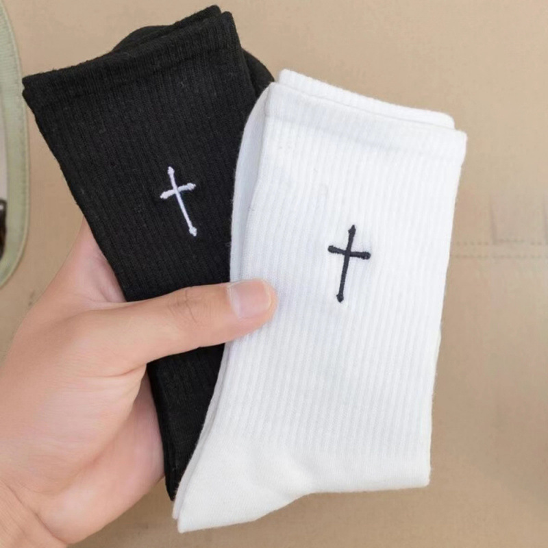 Calcetines unisex de algodón con estampado de corazones, cruces y letras, estilo casual, en blanco y negro, para hombres y mujeres._voghion.com