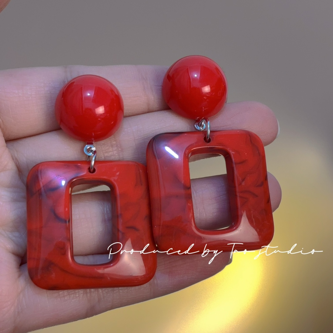 Elegant acrylic retro red ear clips