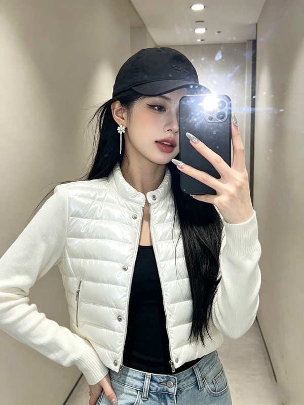 2025 "Poison House In Stock" Authentic Stand Collar Knitted Patchwork Sleeve Label Down Jacket for Women, Lightweight Down for Autumn and Winter 2025 "Poison House In Stock" Authentic Stand Collar Knitted Patchwork Sleeve Label Down Jacket for Women, Lightweight Down for Autumn and Winter