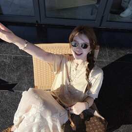 幸运布灵布灵重工烫钻精致女孩特定浅燕麦色宽松T单穿叠穿都Ok