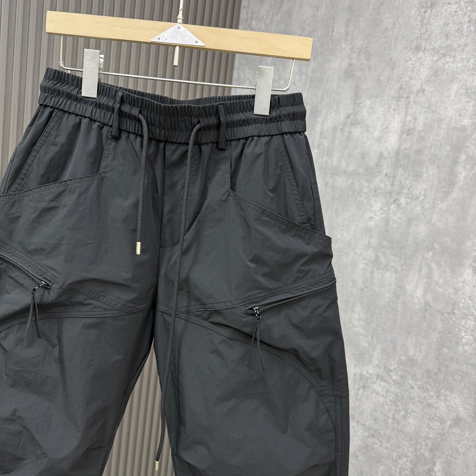 Men's Loose Fit Cargo Pants Multi Pocket Outdoor Casual Sports Quick Drying Functional Cropped Harem Drawstring Trendy Pants_viptrois.com