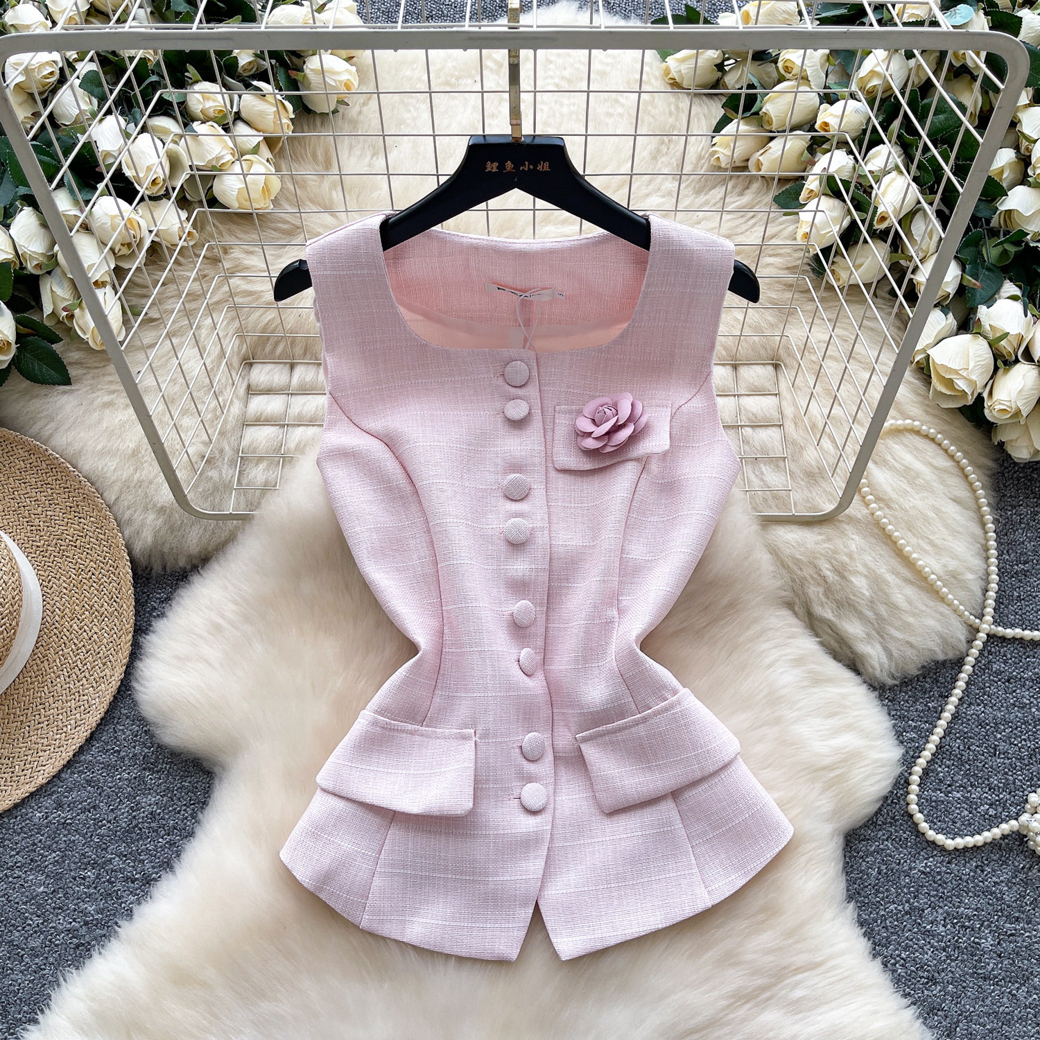 Gilet Chanel à col en V et simple boutonnage – Gilet amincissant orné d'une broche florale 3D (Rose/Beige/Bleu clair/Noir, S-L)_voghion.com