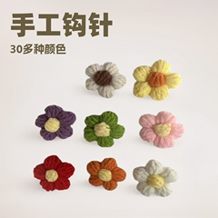 手作りのかぎ針の泡の花の毛糸の花のDIYのヘアピンのアクセサリーの胸の花の包みの服の補助材料の花