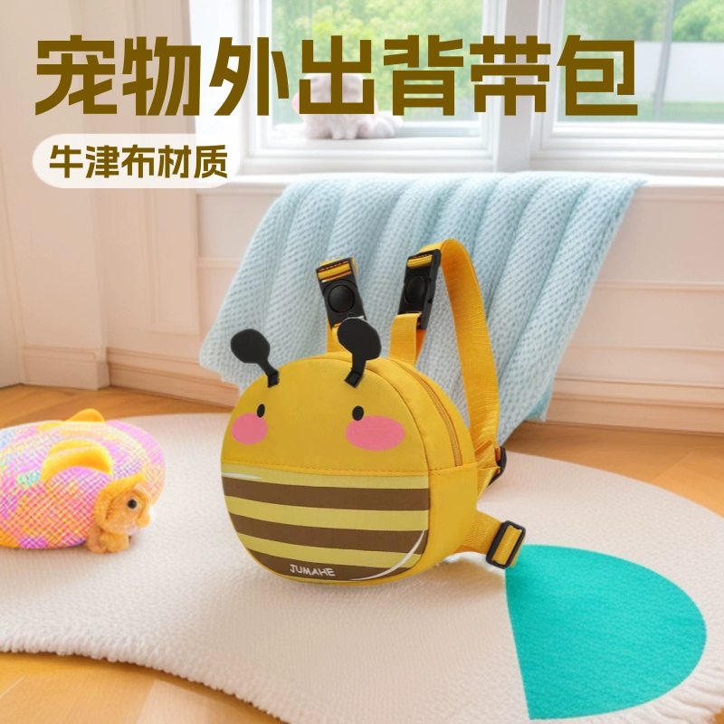 Новые домашние животные выходят на улицу, чтобы выгуливать собачью сумку для закусочной собачьей самоходной рюкзак для домашних животных