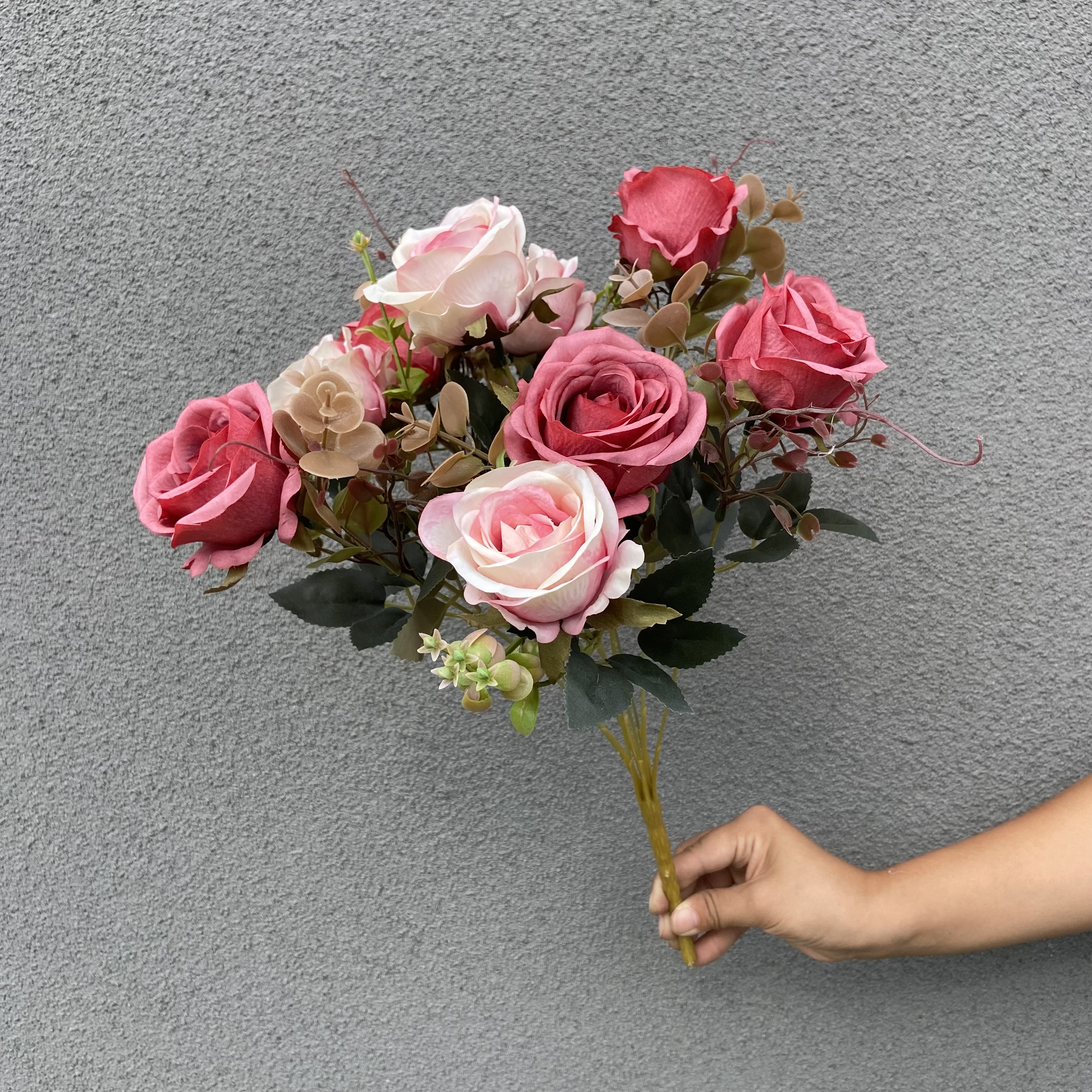 Buquê de rosas estilo europeu de nove cabeças vermelho rosa outono