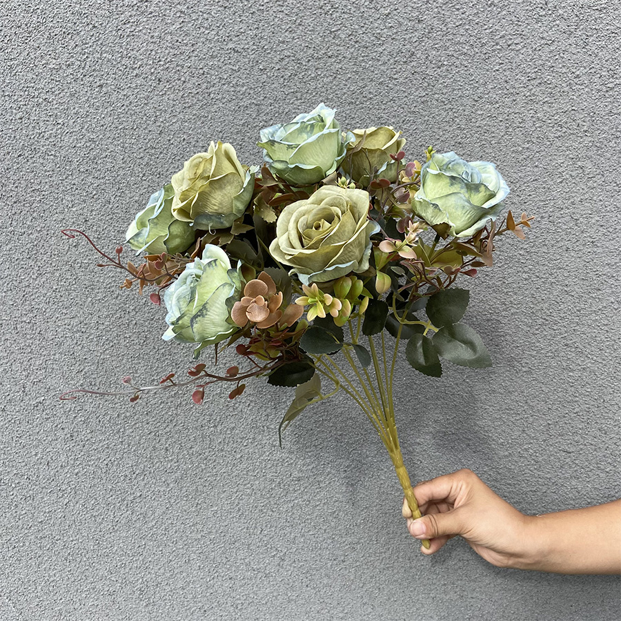 Buquê de rosas europeias de nove cabeças verdes de outono