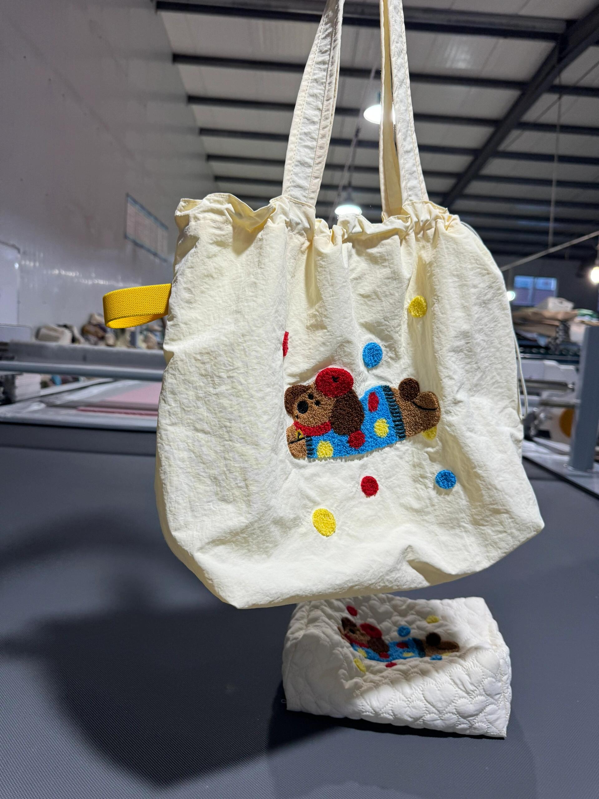 작은 가방이 없는 미색 강아지 자수